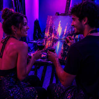 Pinta Luz Art & Wine, Taller de pintura neon (solo para adultos) 2