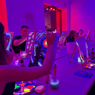 Craft and Beer: pintura neón en lienzo y barra libre de cerveza en Madrid 8