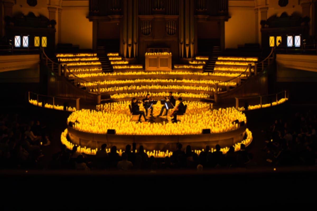 A la luz de miles de velas