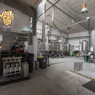 Visita la Fábrica de cerveza artesana La Caníbal con Pinta 1