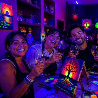 🎨✨ Neón Art&Wine: taller de pintura flúor con vino ilimitado por 2 horas 2