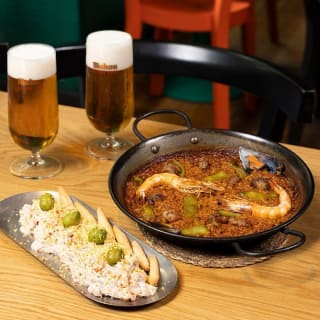 Pa ella, pa él, pa todos. Paella valenciana, ensaladilla y dos bebidas en plena Gran Vía 1