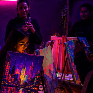 Pinta Luz Art & Wine, Taller de pintura neon (solo para adultos) 6