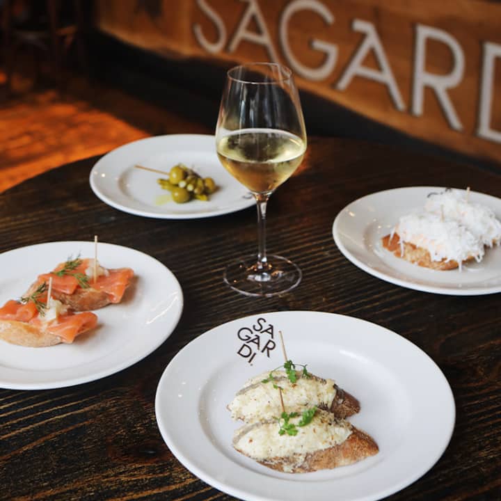 Menú 16 pintxos donostiarras + botella en Golfo de Bizkaia Born