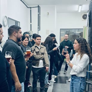 Cata de cervezas artesanas y visita guiada a la fábrica: La Cervesera del Poblenou.