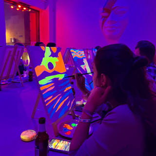 Craft and Beer: pintura neón en lienzo y barra libre de cerveza en Madrid 3