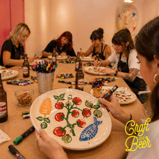 Pon la mesa con estilo: diseña tu propio plato con cerveza ilimitada en Malasaña 1