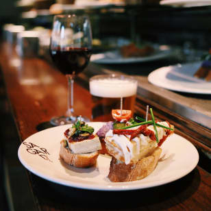 Menú 16 pintxos donostiarras + botella en Sagardi Euskal Etxea