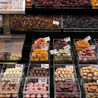 Barcelona: Visita guiada a pie + degustación de tapas y bebidas 9