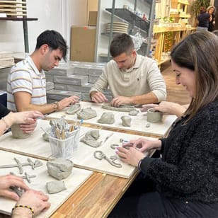 Taller de cerámica con vino en WAKU - Barcelona
