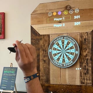 Juego de dardos interactivo + cerveza en El Hachazo Valencia 1