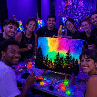 Pinta Luz Art & Wine, Taller de pintura neon (solo para adultos) 3
