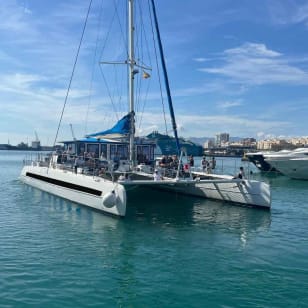 Crucero AFTERWORK en catamarán con música y bebidas