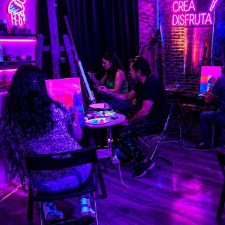 Pinta Luz Art & Wine, Taller de pintura neon (solo para adultos) 5