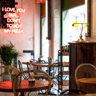 Aperitivo italiano con távola y bebidas en Pizzart 5