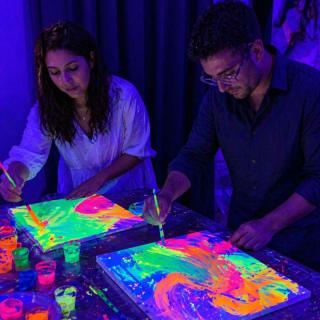 Pinta Luz Art & Wine, Taller de pintura neon (solo para adultos) 4